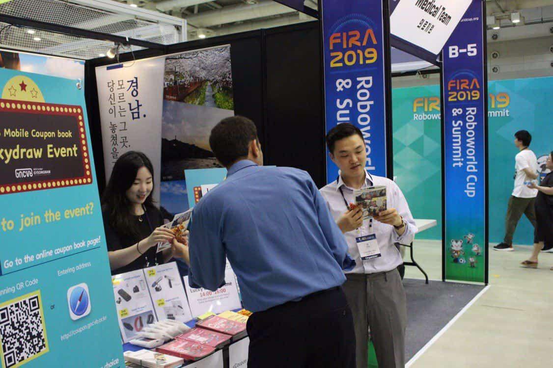 توزیع کمیک استریپ های اسلام کمیکز در مسابقات رباتیک کره جنوبی