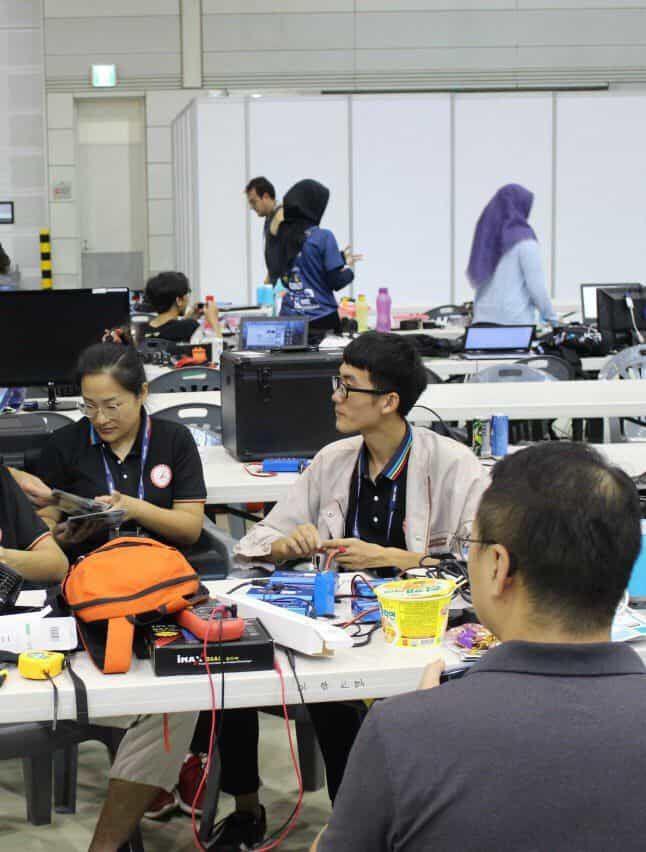 توزیع کمیک استریپ های اسلام کمیکز در مسابقات رباتیک کره جنوبی