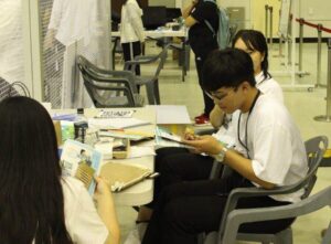 توزیع کمیک استریپ های اسلام کمیکز در مسابقات رباتیک کره جنوبی