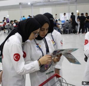 توزیع کمیک استریپ های اسلام کمیکز در مسابقات رباتیک کره جنوبی